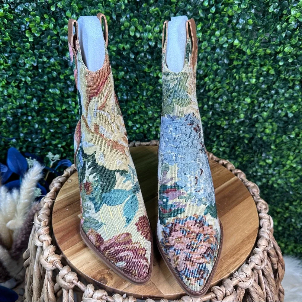NWT Vintage Floral jacquard tapestry western Boot- vegan leather New Kaiya boots